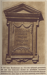 870071 Afbeelding van de gedenksteen in de voorgevel van het huis Boothstraat 6 te Utrecht. De tekst op de steen luidt: ...